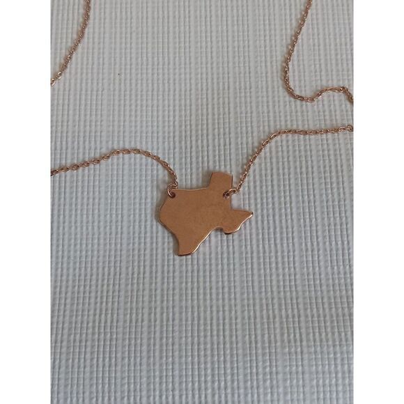 Rose Gold Copper Toned Lightweight Metal State of Texas Shaped Pendant Necklace - Picture 3 of 9